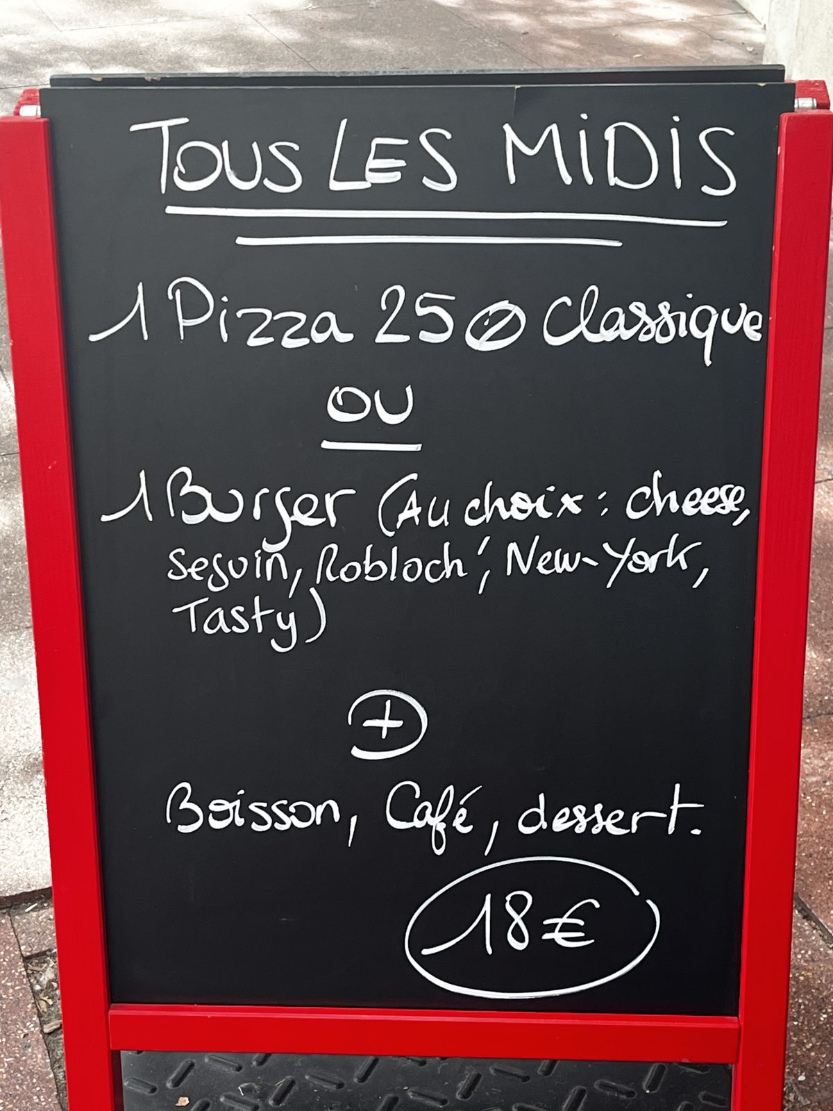 La vraie ardoise du midi posée devant le restaurant