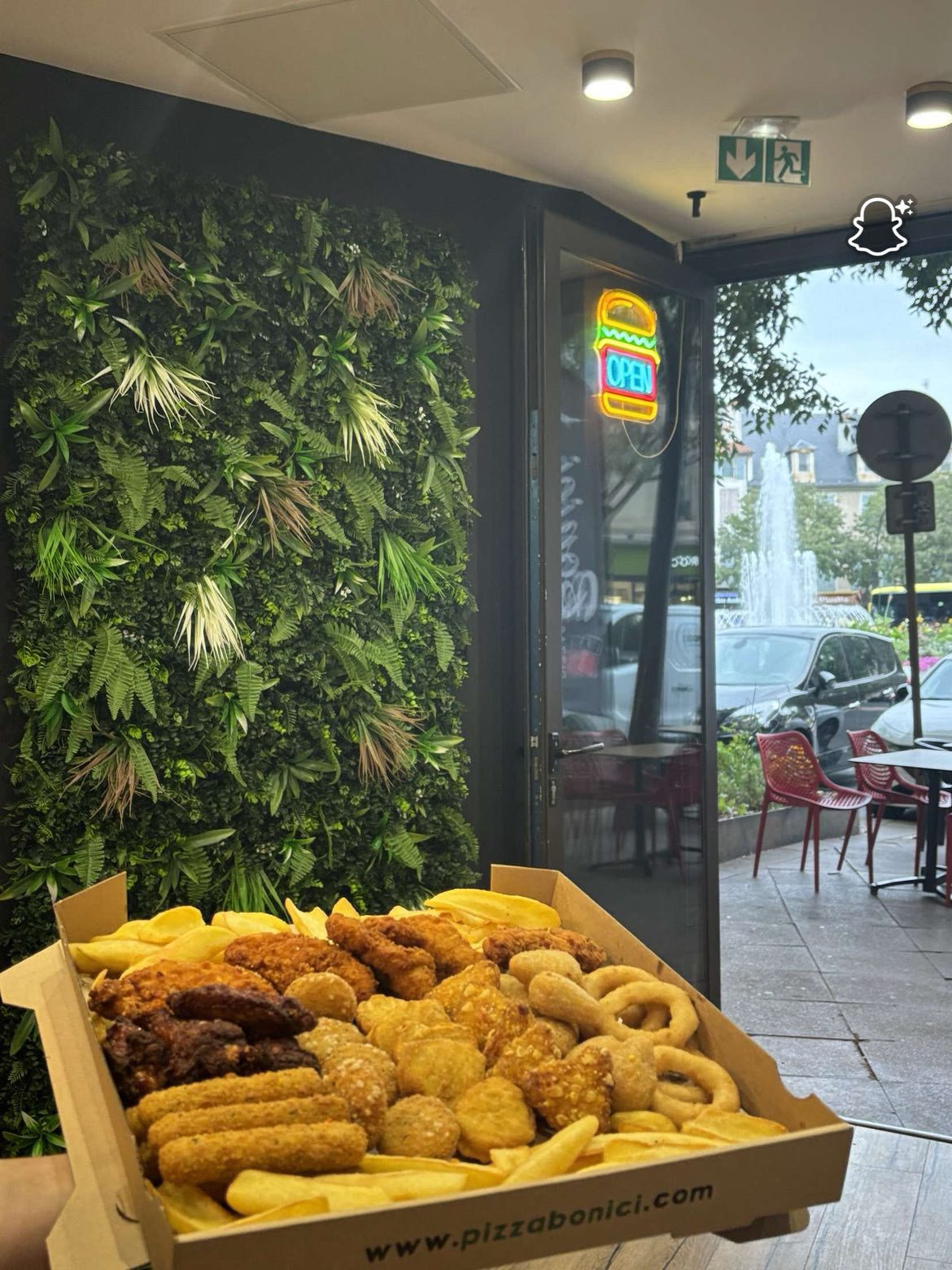 Grand plateau de tapas : wings, onion rings, nuggets, frites
