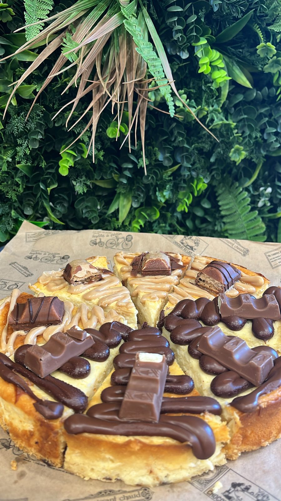 Pizza dessert au chocolat et barres chocolatées