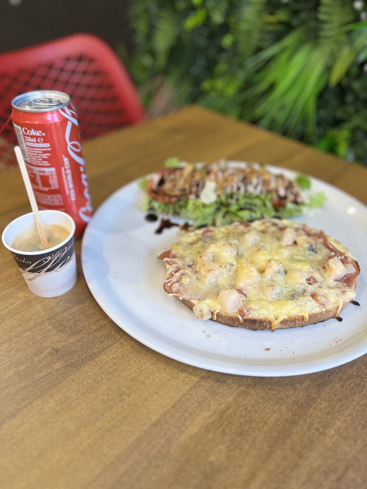 Pizza et boisson en terrasse